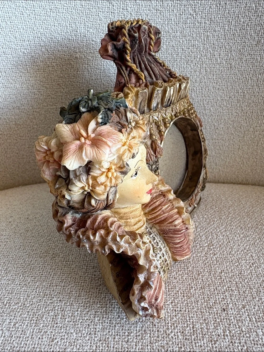 VTG Decorative Victorian-Style Resin Figurine Frame in Beige and Brown